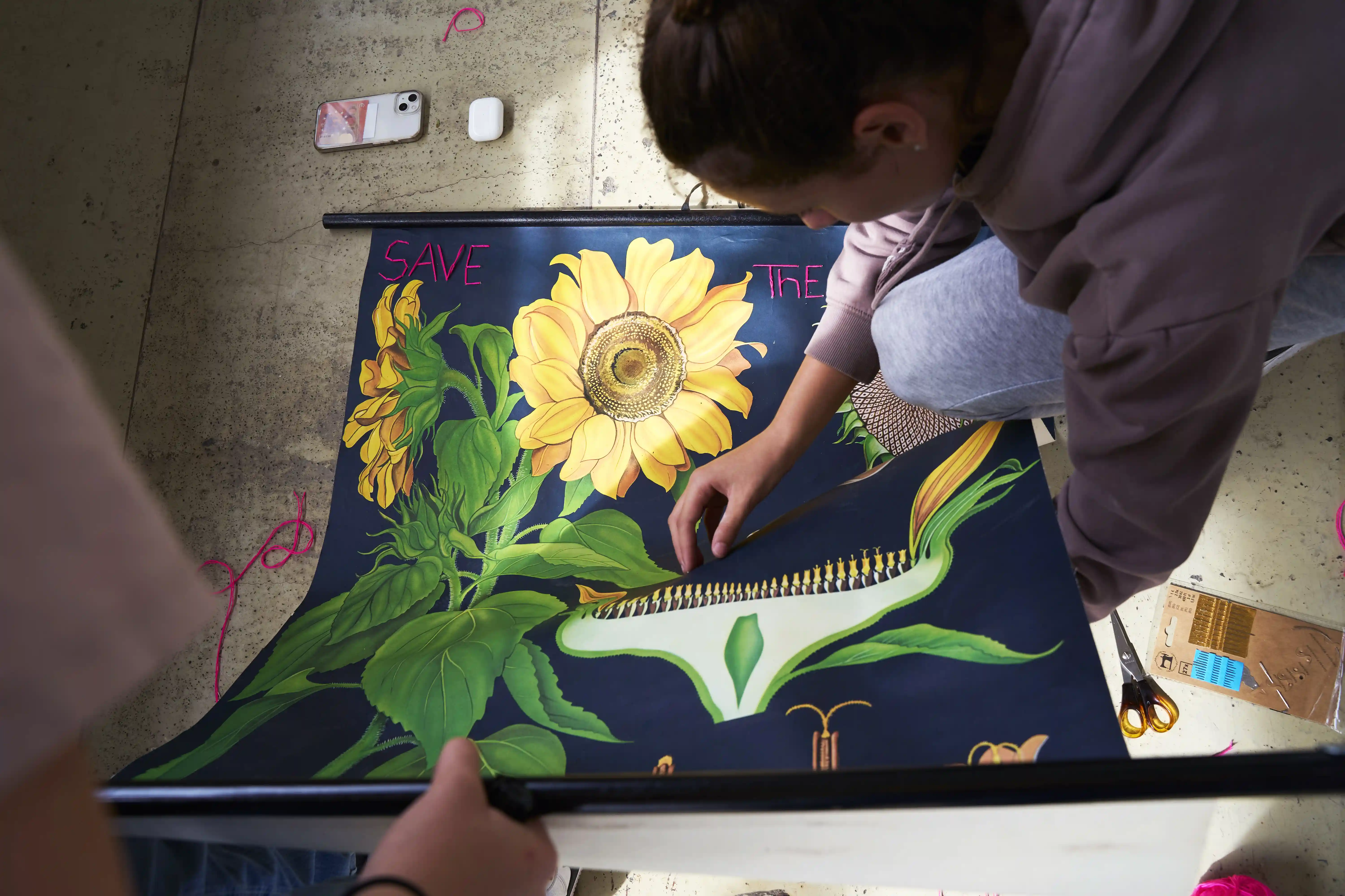 Schülerinnen beim Sticken im workshop Botschaften an die Zukunft, KFZ, 2024